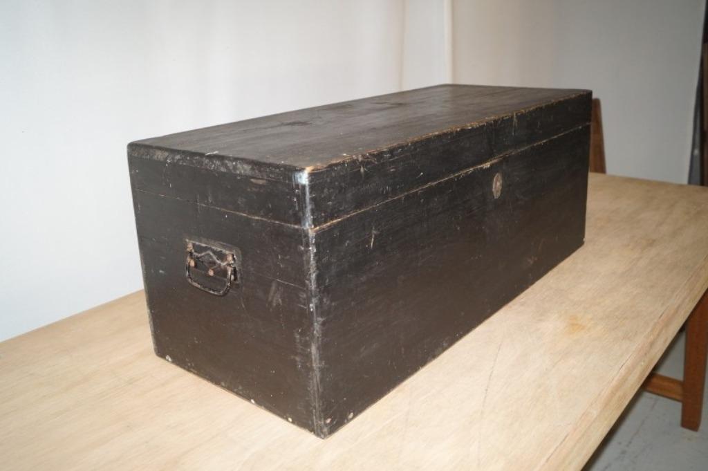 Smalle antieke zwart houten koffer L 77cm D 33cm H 31cm, Minder dan 50 cm, Gebruikt, 50 tot 100 cm, Ophalen of Verzenden