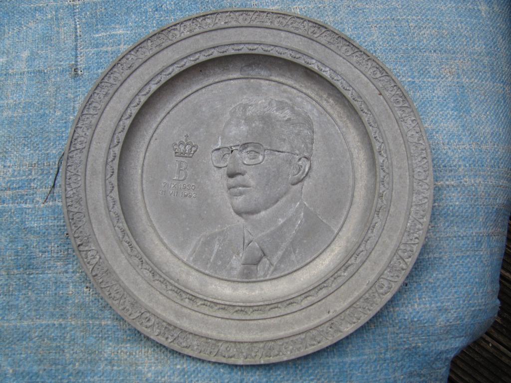 bord metaal koning Boudewijn 24 cm, Verzamelen, Koningshuis en Royalty, Gebruikt, Overige typen, Ophalen of Verzenden