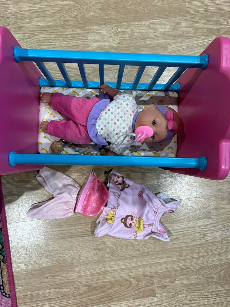 Pop met bedje, Kinderen en Baby's, Ophalen of Verzenden, Gebruikt, Babypop