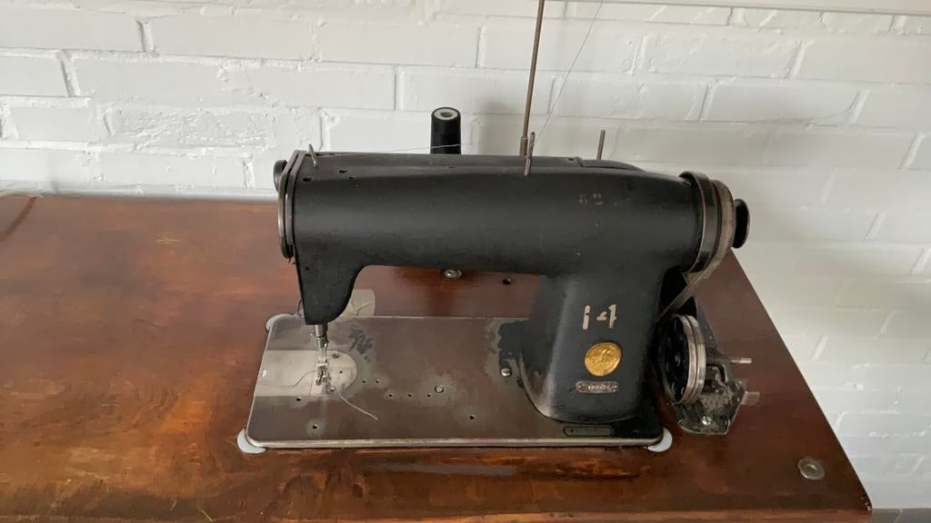 Industriële  naaimachine, Ophalen