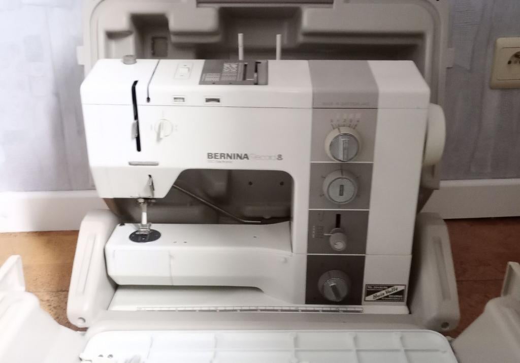Bernina naaimachine met bijhorende kast, Hobby en Vrije tijd, Naaimachines en Toebehoren, Ophalen, Naaimachine, Bernina
