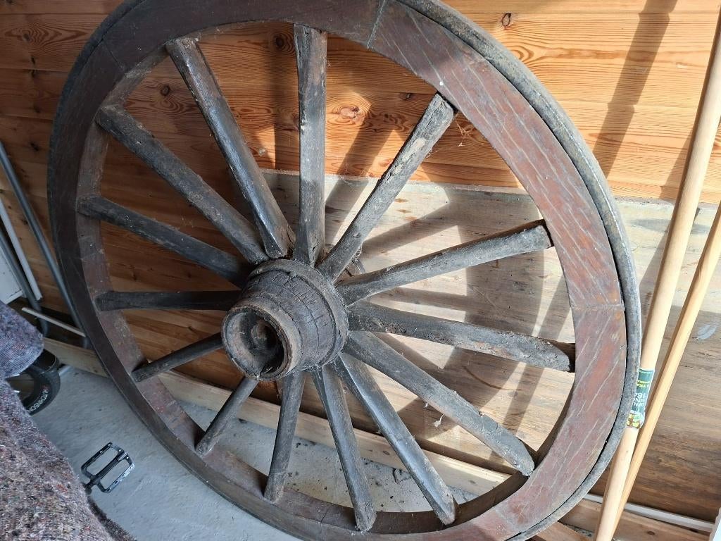 Superbe roue de charrette en bois, Enlèvement
