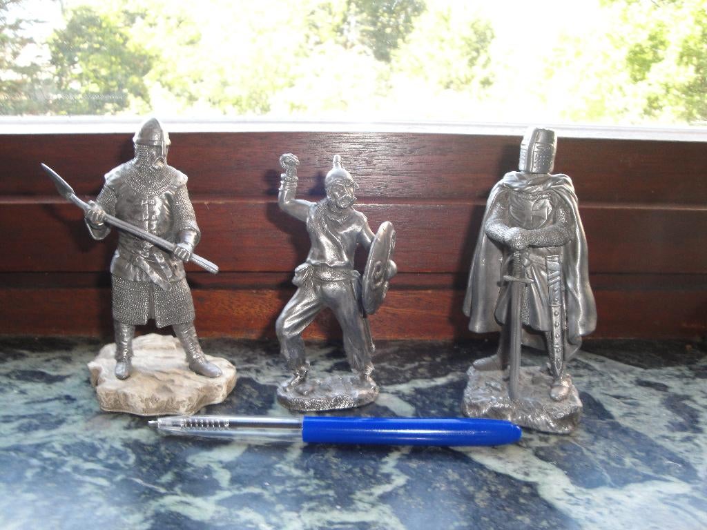 3 metalen ridderminiaturen, Verzamelen, Militaria | Algemeen, Ophalen, Overige soorten, Miniatuur of Beeldje