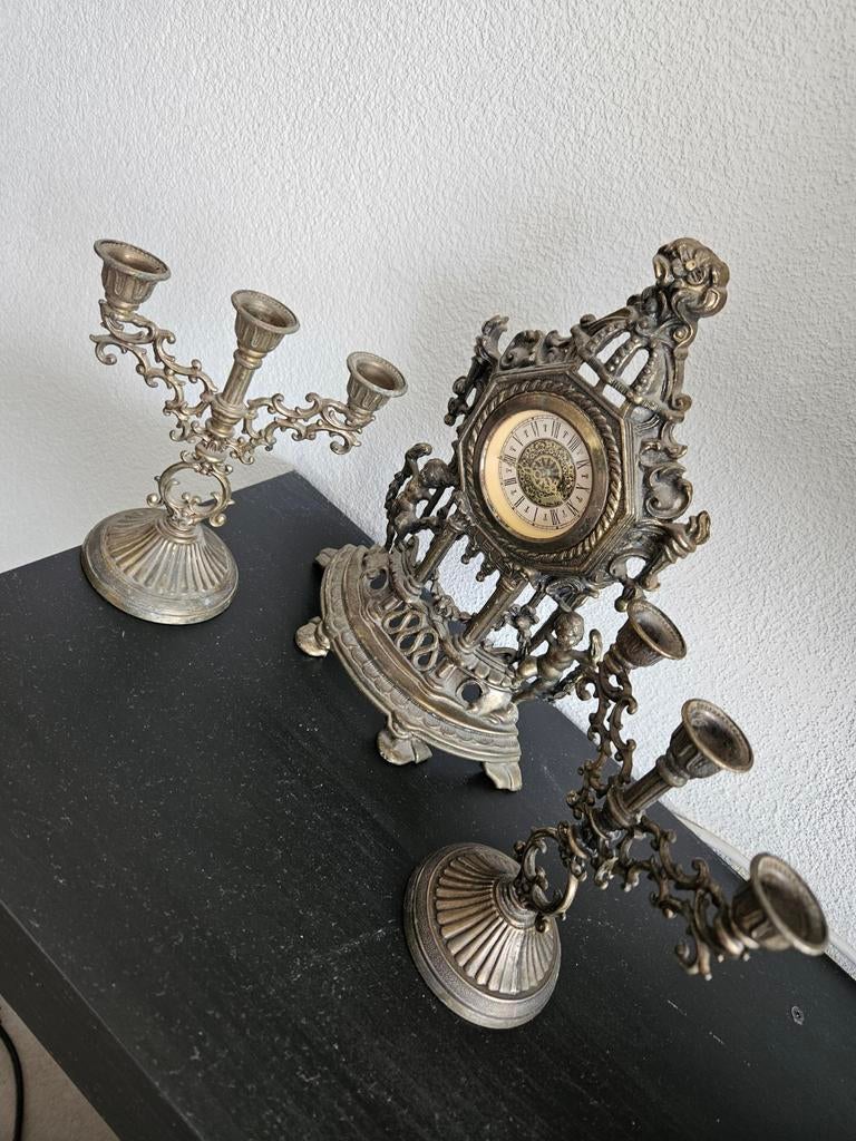 Antieke schouwgarnituur klok en 2 kandelaars (koper) klok we, Antiek en Kunst, Ophalen of Verzenden