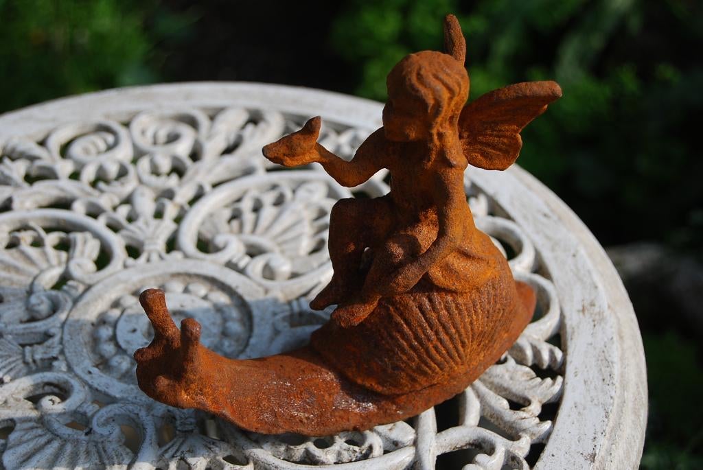 ELF, GIETIJZERE  FEE DIE OP EEN SLAK ZIT, Huis en Inrichting, Ophalen of Verzenden, Zo goed als nieuw