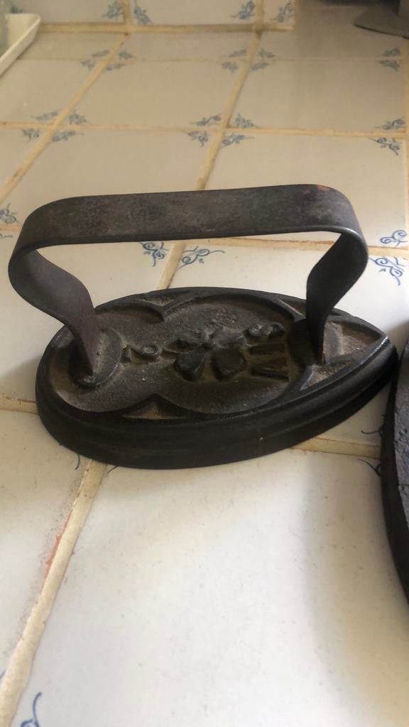 Twee ijzeren strijkijzers, Antiek en Kunst, Ophalen