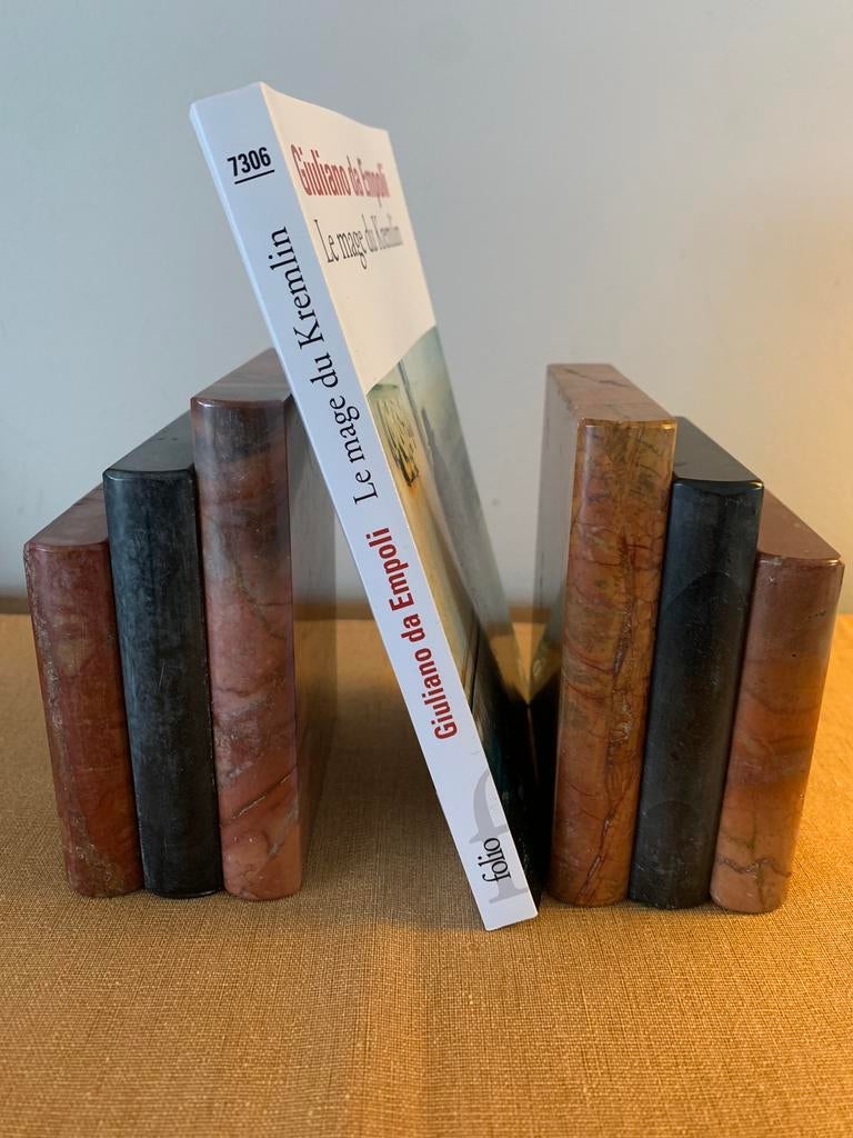 Serre-livres en marbre, Enlèvement