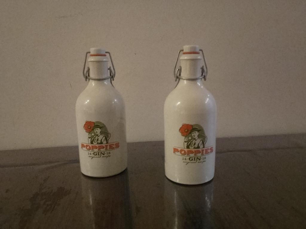 2 stenen lege gin flessen poppies, Verzamelen, Ophalen
