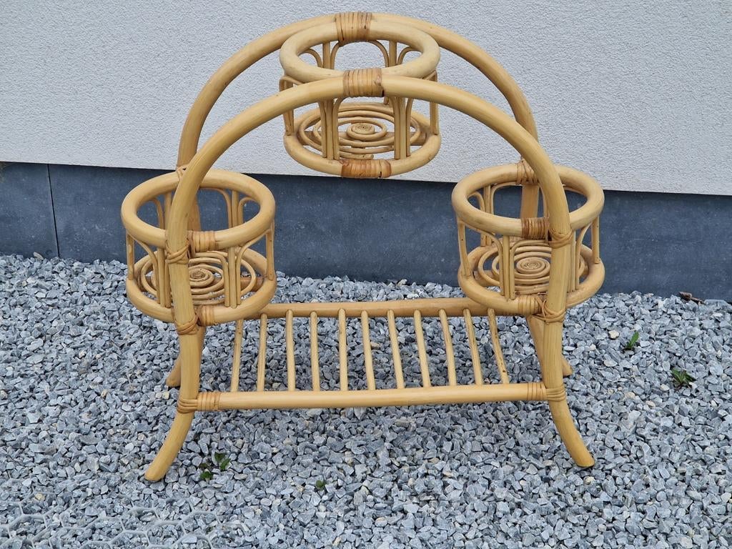 Vintage  plantenrek in rotan bamboe . Met krant boek  rekje, Ophalen, Overige materialen, Zo goed als nieuw, 30 tot 60 cm