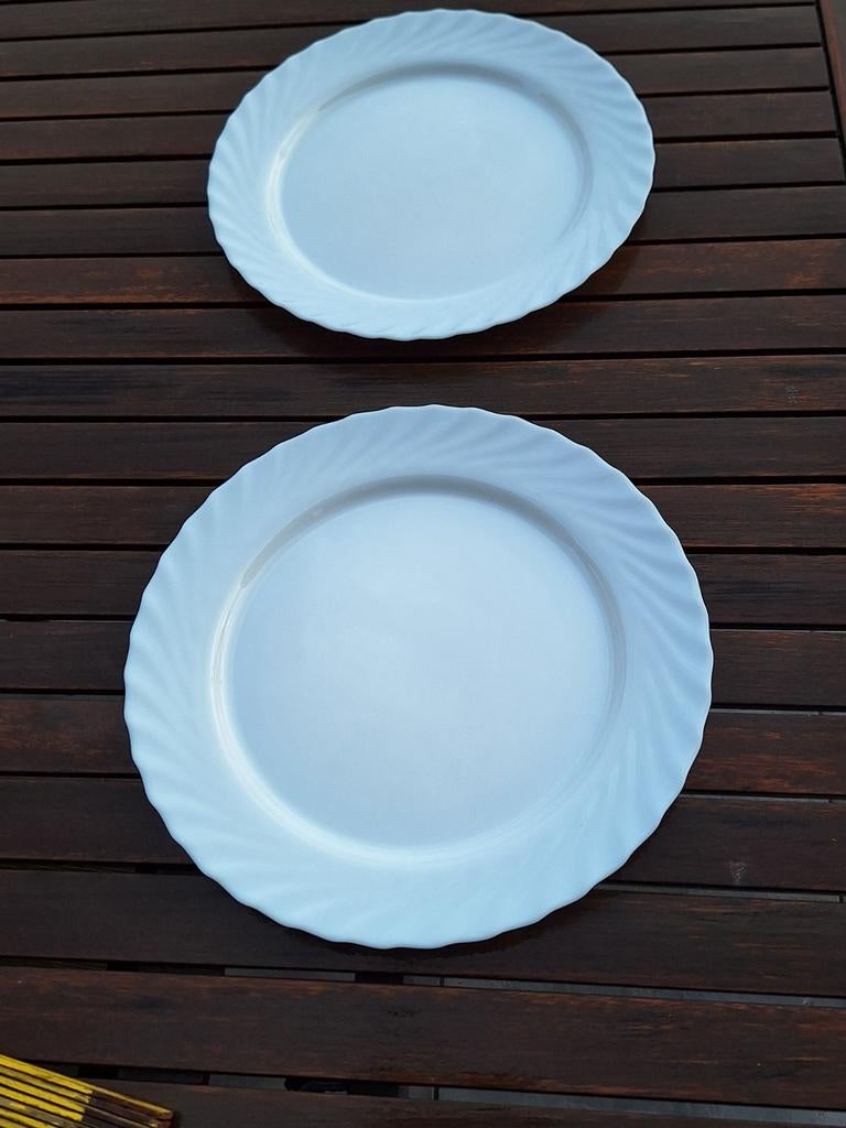 2 grandes assiettes blanches en arcopal, Enlèvement ou Envoi