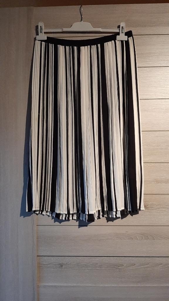 Lange plooirok zwart-wit maat 42, Kleding | Dames, Rokken, Wit, Ophalen of Verzenden, Zo goed als nieuw, Onder de knie
