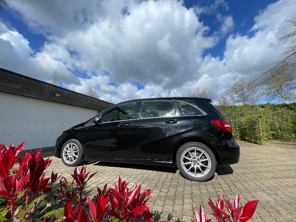 Mercedes-Benz B 180 / 10/2015 / 167.905 km /, Auto's, Achterwielaandrijving, Euro 6, Leder en Stof, Zwart