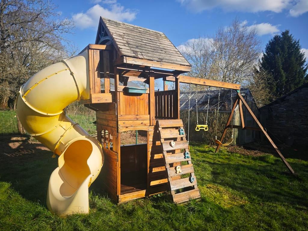 Aire de jeux avec toboggan et balançoire, Enlèvement, Balançoire