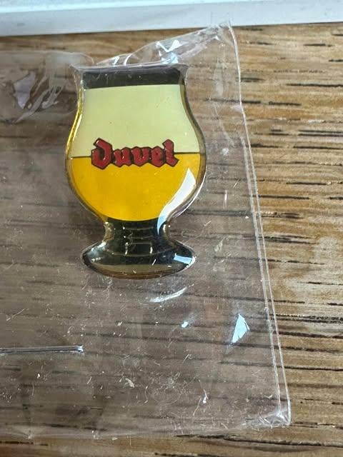 Broche Duvel sous blister, Collections, Enlèvement ou Envoi, Neuf, Panneau, Plaque ou Plaquette publicitaire, Duvel