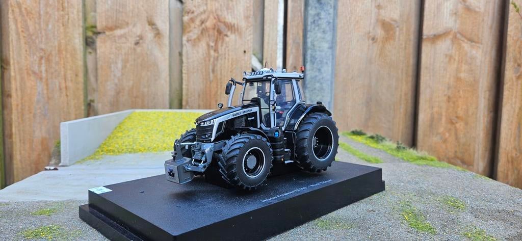 Verbouwde Massey Ferguson 7S.190 Black Edition 1:32, Ophalen of Verzenden, Nieuw, Tractor of Landbouw, Universal Hobbies