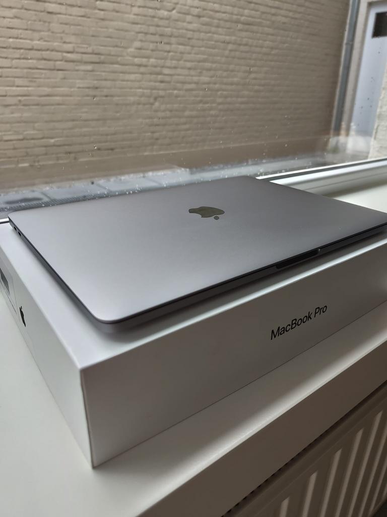 Macbook Pro met touchbar, Informatique & Logiciels, Apple Macbooks, 256 GB, 13 pouces, Comme neuf, 16 GB
