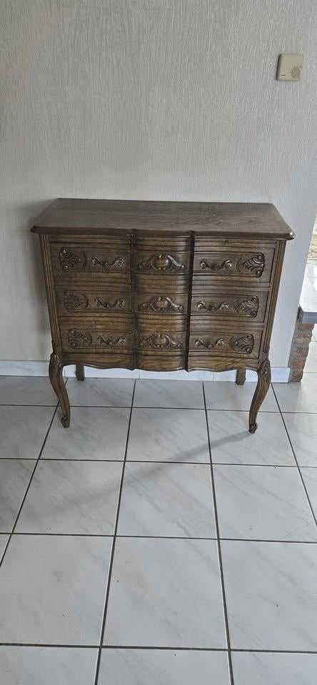 Commode style Louis xv pieds galbés, motifs sculptés., Enlèvement
