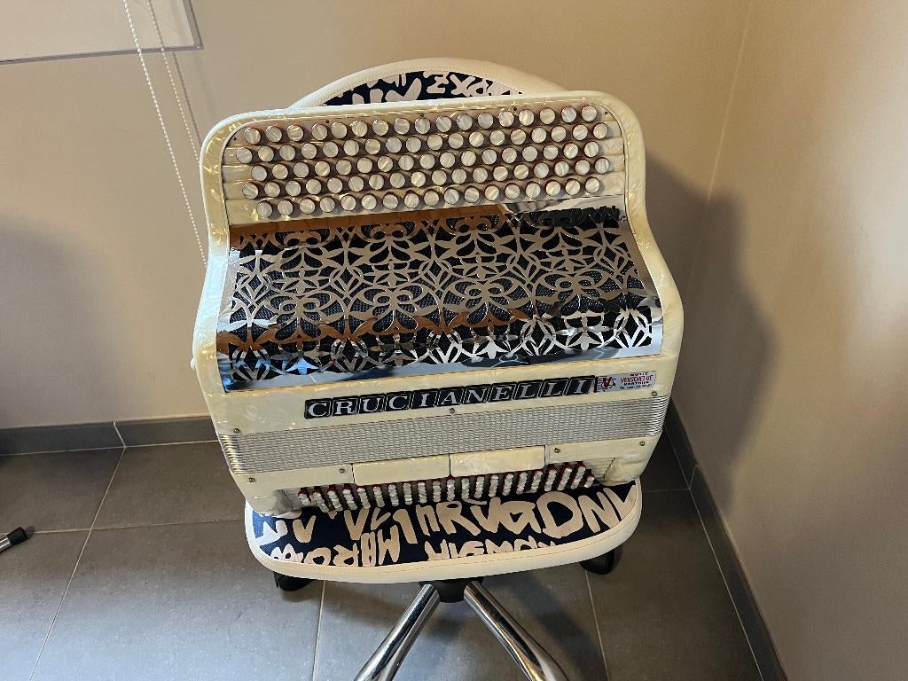 Accordéon : Crucianelli in nieuwstaat, Muziek en Instrumenten, Accordeons, Met koffer, Zo goed als nieuw, Knopaccordeon, 120-bas