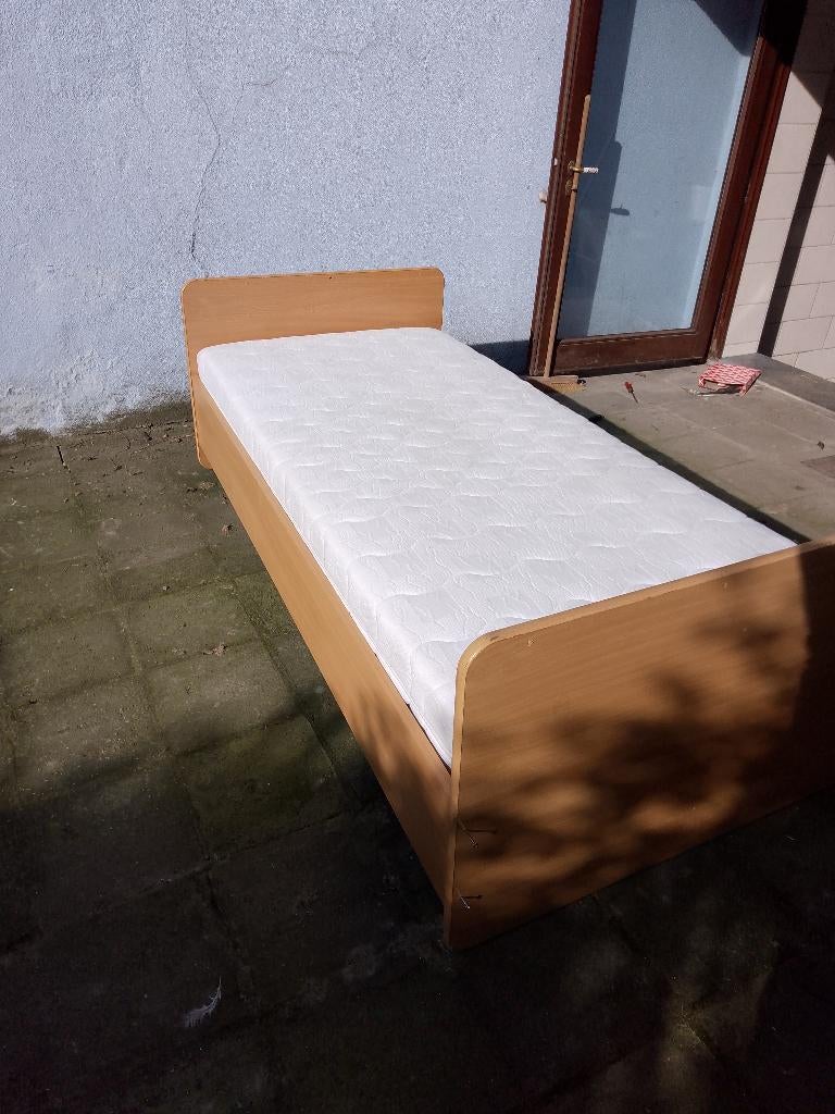 lit 1 personne 90 cm x 200 cm complet sommier en métal, Maison & Meubles, Enlèvement, Bois, 200 cm, 90 cm