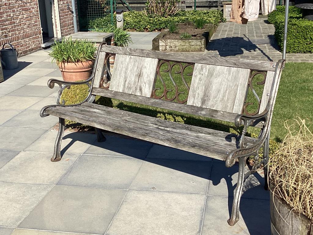 Antieke tuinbank, Enlèvement