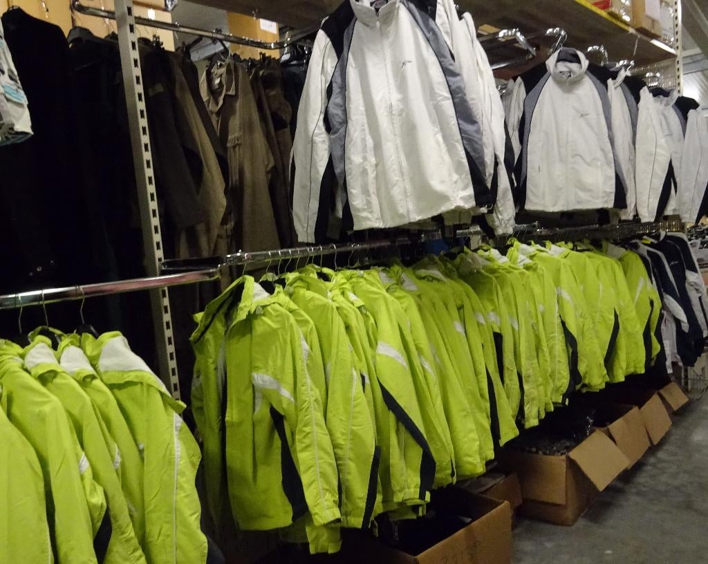 NIEUW Partijtje van 75 Trainingspakken Voor Dames en Heren, Vêtements | Femmes, Vêtements de sport, Enlèvement ou Envoi, Autres couleurs