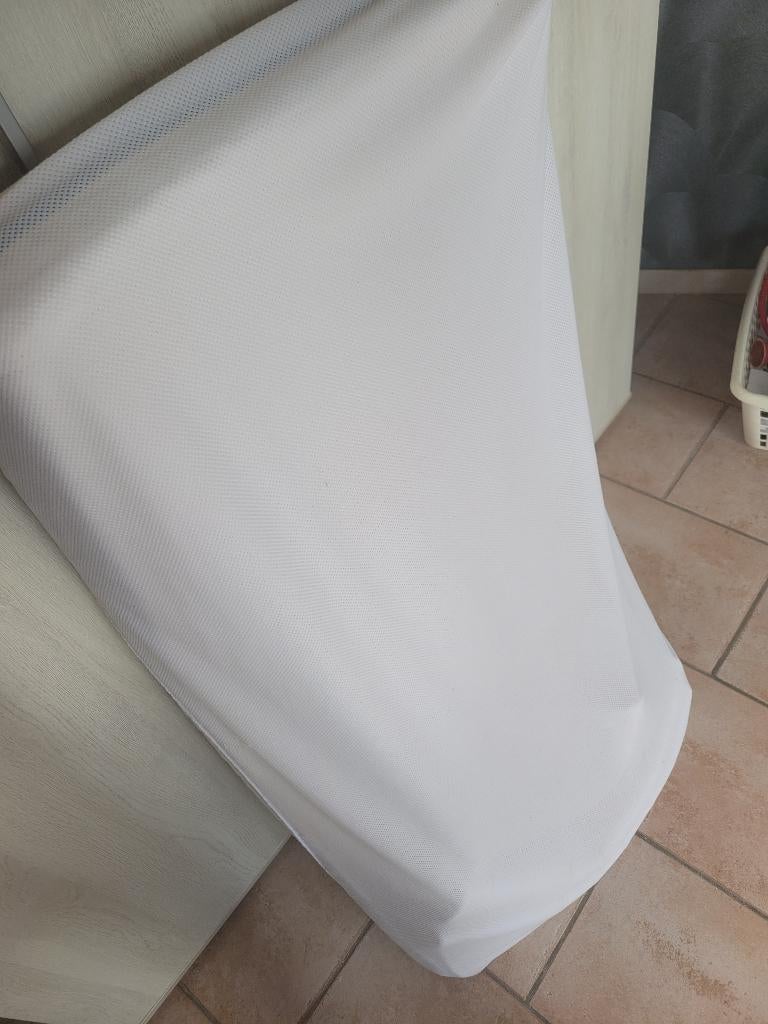 Matelas bébé + housse protection, Maison & Meubles, Enlèvement, Comme neuf, Une personne, Matelas