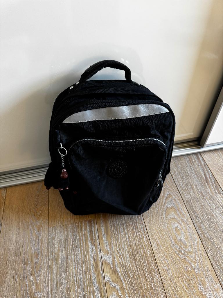 Zwarte Kipling Rugzak met Laptopvak (+ originele hanger), Handtassen en Accessoires, Tassen | Schooltassen, Gebruikt, Aktetas of Boekentas