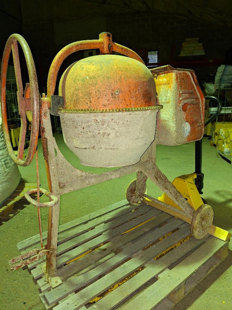 BETONNIERE PETITE VIEILLE MOCHE MAIS OK ET PAS CHERE !, Doe-het-zelf en Bouw, Betonmolens, Ophalen, Gebruikt