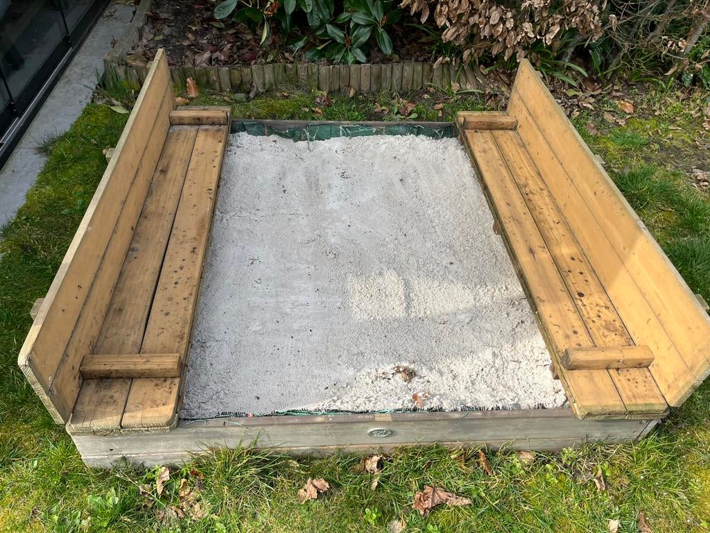 Houten zandbak merk axi met zitbankjes, Ophalen, Gebruikt