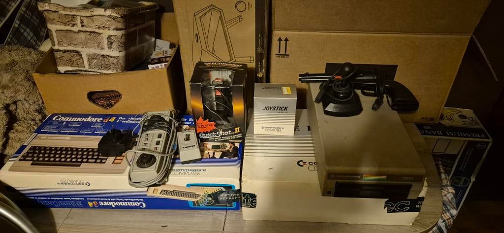 Console comodor 64 plus lot, Consoles de jeu & Jeux vidéo, Nintendo, Nintendo