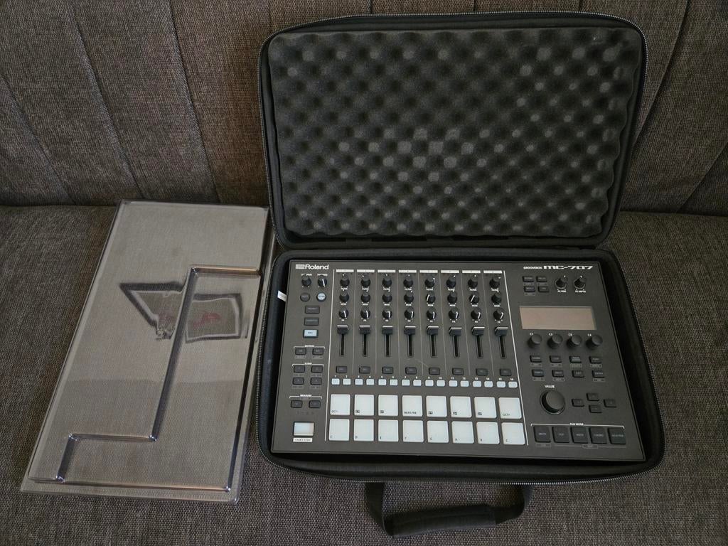 Roland MC 707 Groovebox + Hoesje + Desksaver, Muziek en Instrumenten, Ophalen, Roland