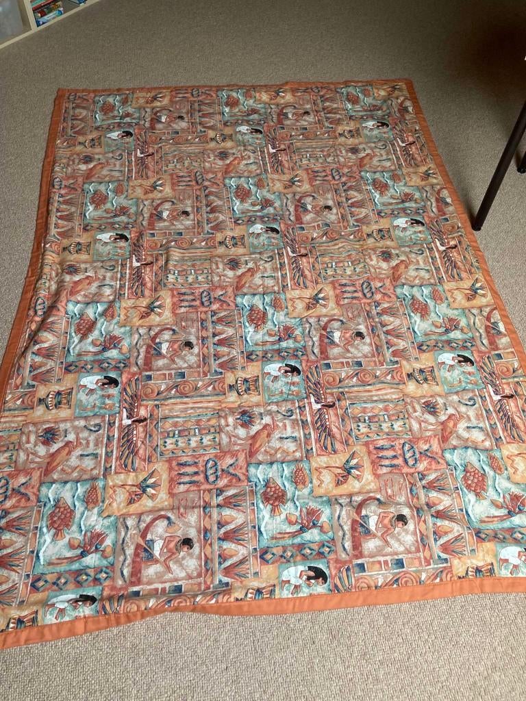 Bedsprei / deken met Egyptische tekeningen, Huis en Inrichting, Slaapkamer | Beddengoed, Ophalen of Verzenden, Zo goed als nieuw