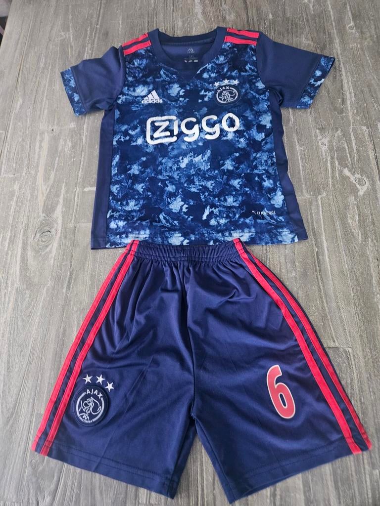 Leuk Ajax tenue, bestaande uit een shirt en broekje. Maat 12, Sport en Fitness, Voetbal, Ophalen of Verzenden, Shirt