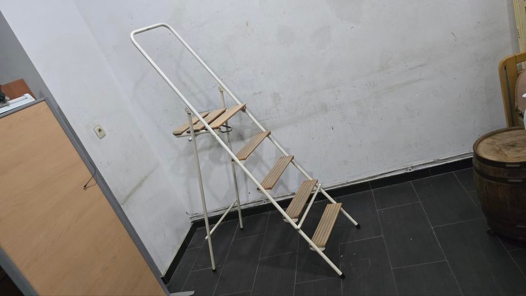 ancien escabeau en bois avec 7 marches solide stable, Comme neuf