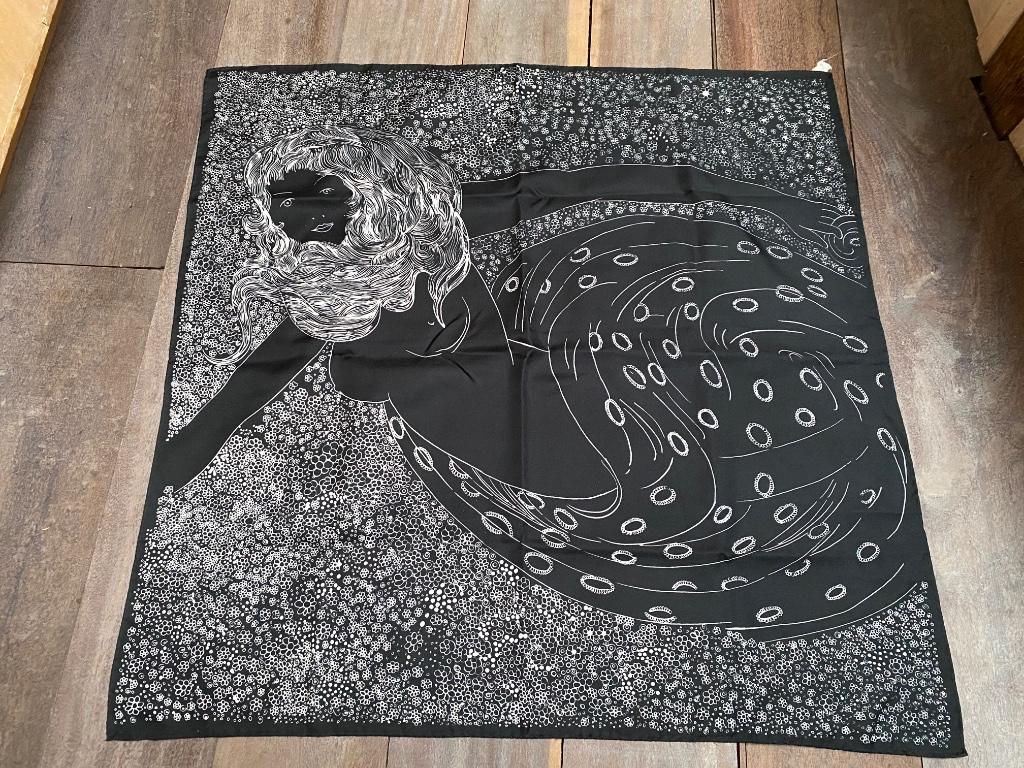 Foulard carré noir dame 79x77cm Italy Vintage, Vêtements | Femmes, Bonnets, Écharpes & Gants, Porté, Écharpe, Taille 46/48 (XL) ou plus grande