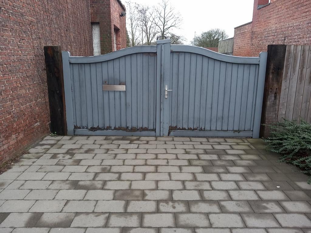 Stevige poort met brievenbus, Ophalen