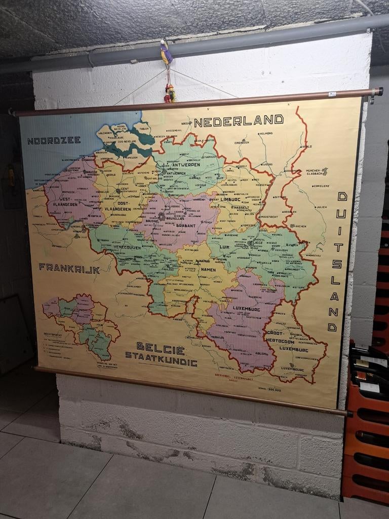 Antieke landkaart Belgie in stof met pattent 1,70 m- 1,40 m, Ophalen, Auteurs vermeld in beschrijving