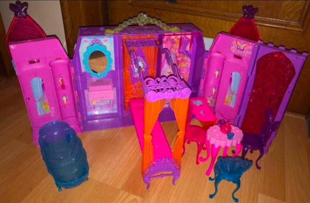 Barbie Château Magique repliable et transportable, Enfants & Bébés, Jouets | Poupées, Comme neuf, Barbie, Enlèvement