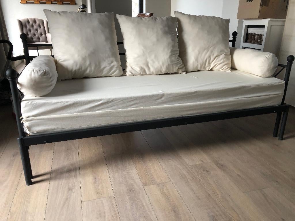 Decoratief en functioneel zetelbed, Ophalen, Zwart