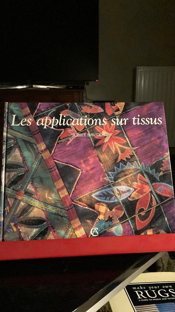 Applications sur les tissus - Juliet Bawden, Livres, Enlèvement ou Envoi, Comme neuf, Broderie ou Couture