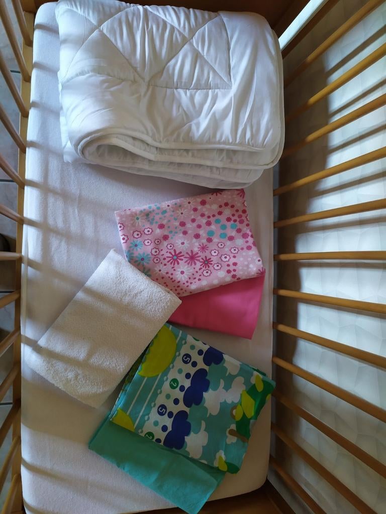 Massief houten Verstelbaar kinderbedje met toebehoren, Ophalen of Verzenden, Zo goed als nieuw, Matras