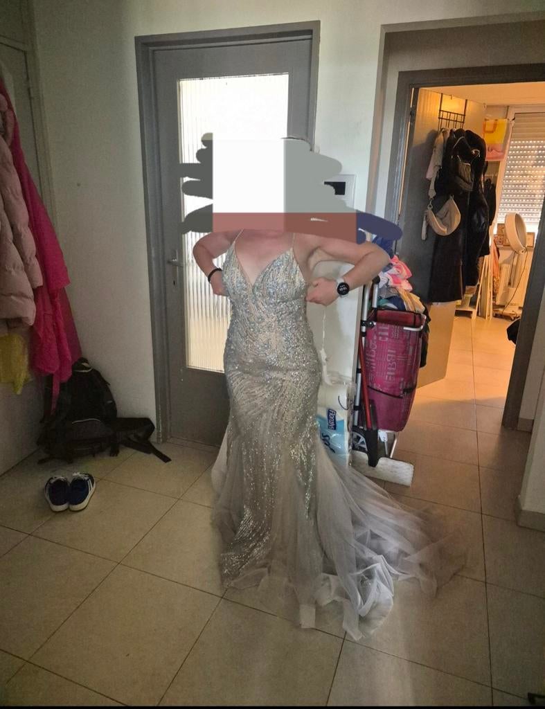 Gala kleed met prijskaartje nog aan, Ophalen