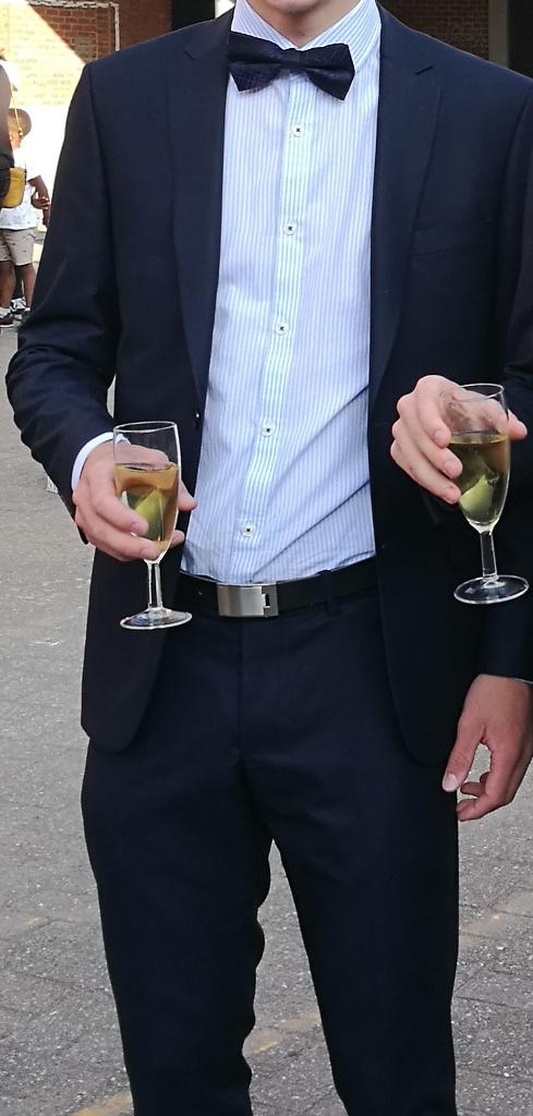 Superbe costume, bleu marine, modèle jeune, Farezzi, Enlèvement ou Envoi, Comme neuf, Bleu