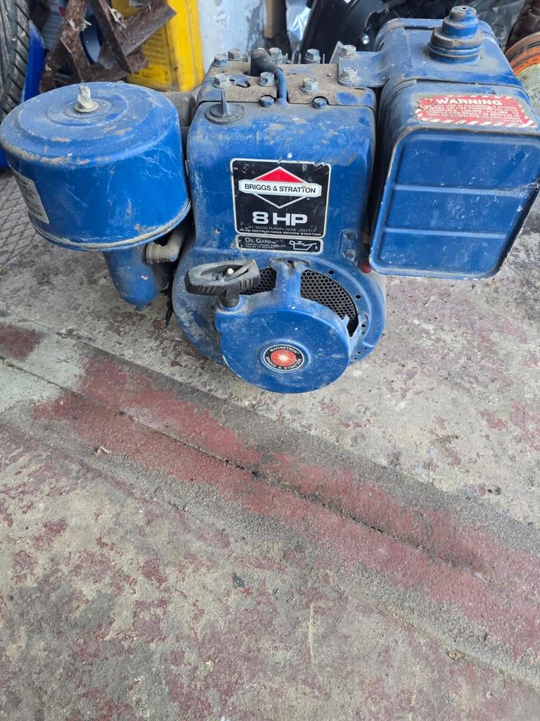 Moteur thermique Briggs & Stratton de 8 HP (chevaux).