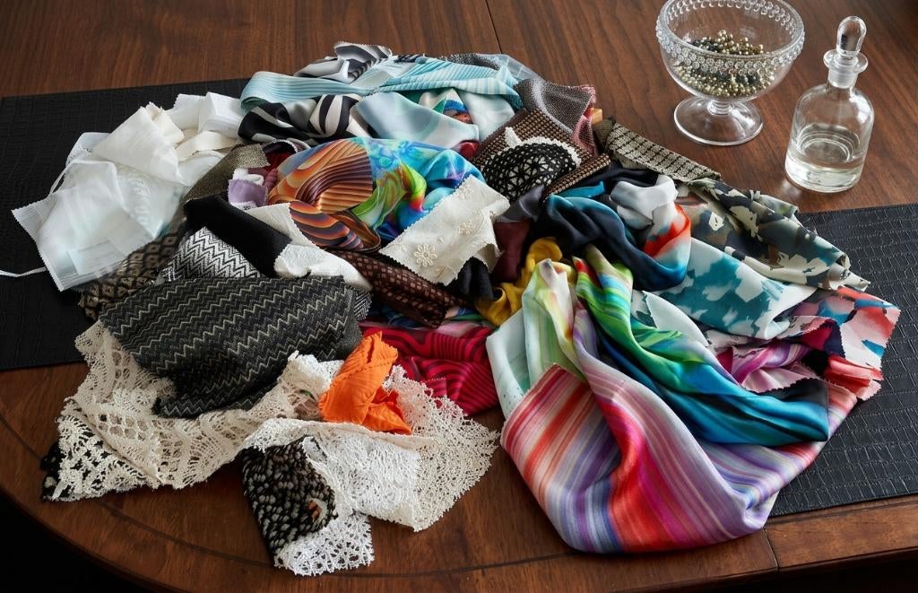 DIY grote zak vol restjes en lapjes stof lot 2, Hobby en Vrije tijd, Stoffen en Lappen, Nieuw, Overige materialen, 120 cm of meer