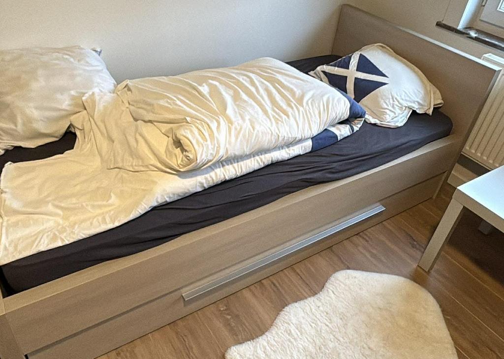 Eenpersoons slaapkamer (bed met lade + vakkenkast), Huis en Inrichting, Ophalen, Zo goed als nieuw, Eenpersoons, Modern