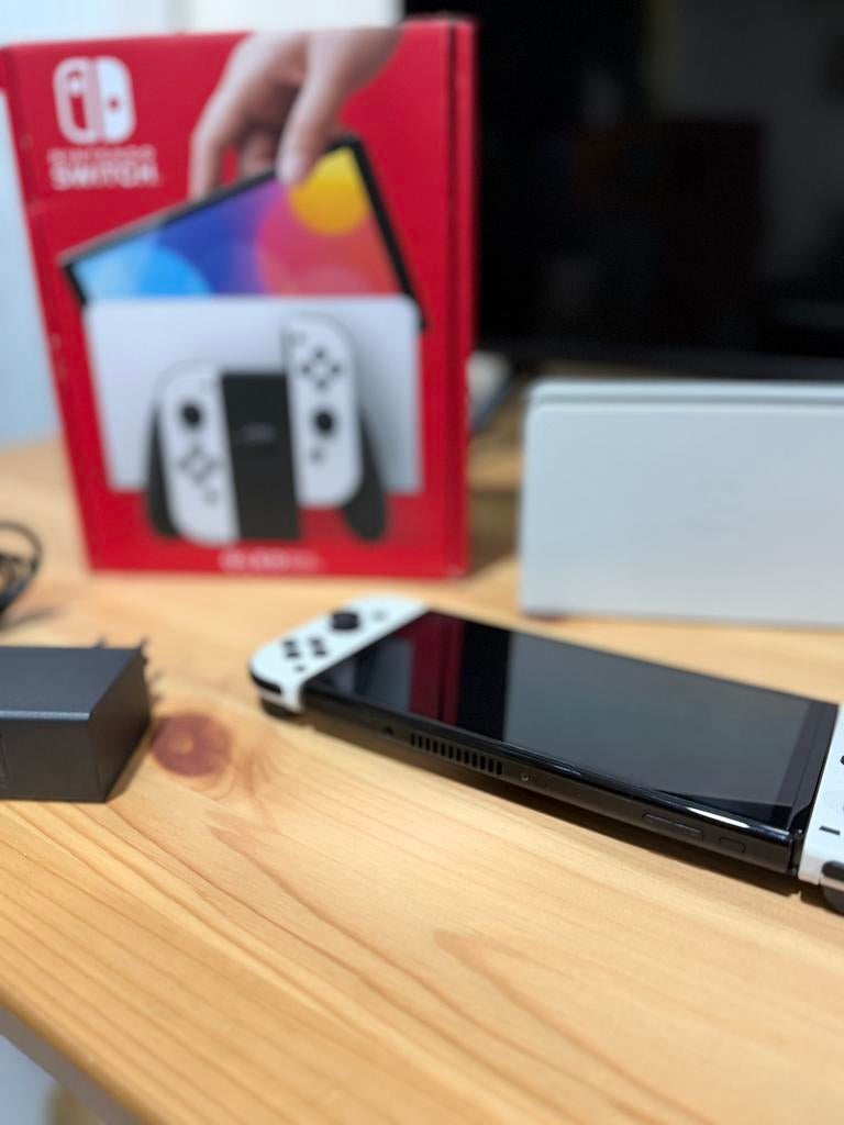 Nintendo Switch en excellent état + accessoires, Enlèvement, Comme neuf, Switch OLED