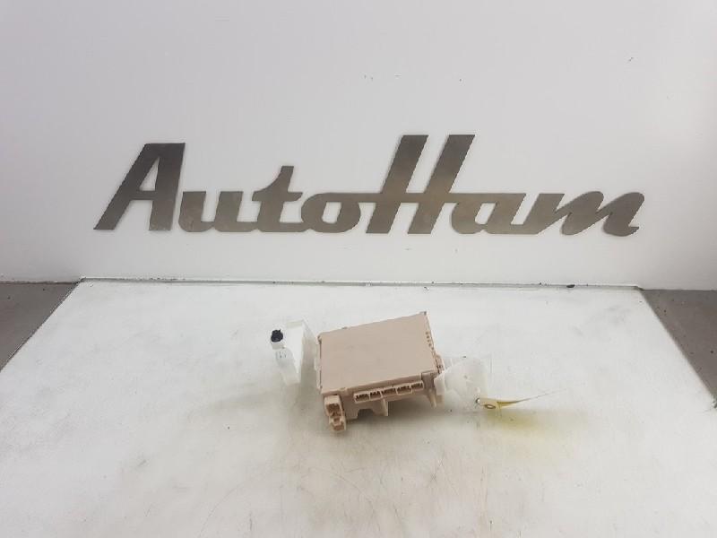 BOITIER FUSIBLES Peugeot 108 (|827300H030A|827300H030|), Utilisé, Peugeot