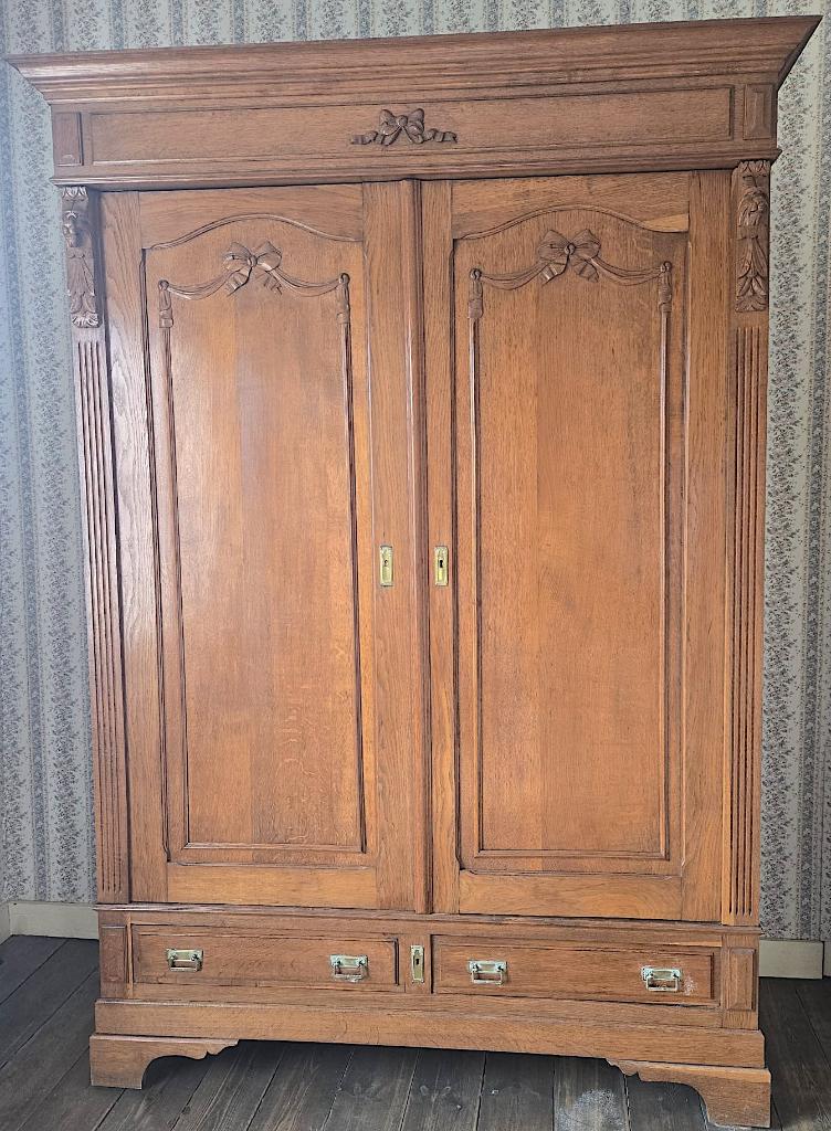 Trois meubles anciens (garde-robes, dresse, coiffeuse), Antiquités & Art, Enlèvement