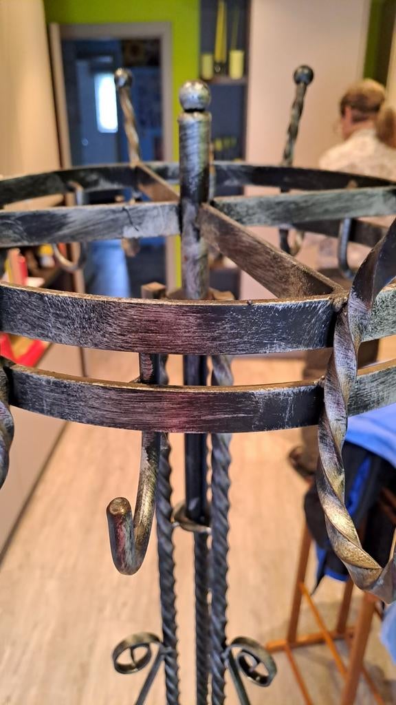 Porte-manteau en fer forgé, style années 1960, poids 14 kg., Comme neuf, Métal, Portemanteau sur pied, 150 à 200 cm